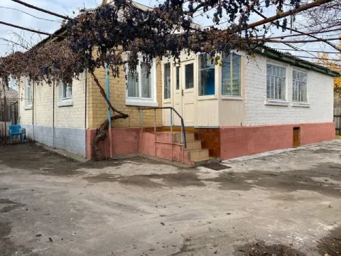 Продается дом  и флигель в пгт. Славяносербск. Добираться из луганска 20- 25 минут. ✅дом большой, св... - фотография