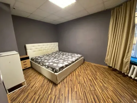 Ищу соседку в комнату в молодежной квартире с чудесным местоположением. Центр города, 7 минут до ст.... - фотография