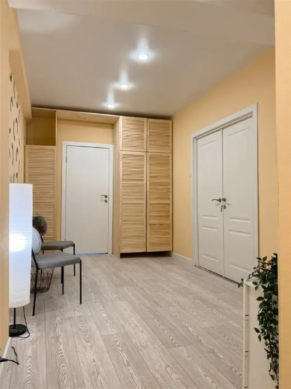 Комната, 15 м²
М крестьянская застава

• 5 Мин пешком
• 4-Комнатная квартира
• 2 Этаж из 12
• Ул марксистская 38, на карте

42 000 ₽/Мес, без комиссии
Большой гайд по аренде

Холодильник • стиральная машина • интернет • мебель • лифт • мусоропровод • консьерж • посудомойка • кондиционер • с животными • с детьми • телевизор

Таганский район
Чистота 4.38 транспорт 4.61
Парки и скверы 3.31

Агент. Панельный дом (1990г. Постройки). Хороший, чистый подъезд, 2 лифта, есть консьерж. Район с развитой инфраструктурой, рядом с домом много тц, продуктовые, фитнес-клубы. В стоимость включено: безлимитный wi-fi, еженедельная уборка общих зон, вся необходимая техника. Йога, английский, мероприятия внутри комьюнити коливинга.

Elena, написать
Уровень доверия средний 🆗
Выложить квартиру бесплатно - фотография - 6