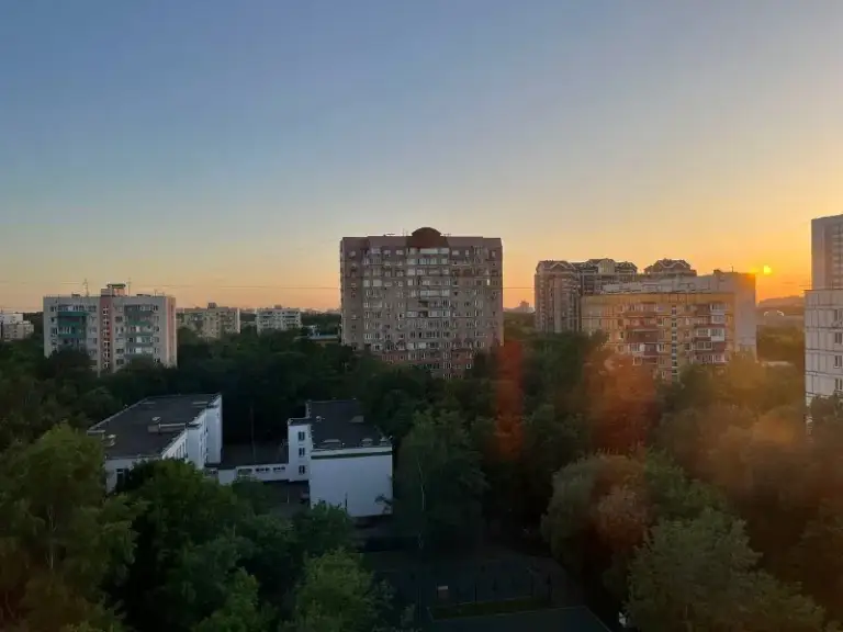 Комната, 11 м²
М тимирязевская

• 10 Мин пешком
• 2-Комнатная квартира
• 12 Этаж из 14
• Ул ивановская 34, на карте

35 000 ₽/Мес, без комиссии
Большой гайд по аренде

Холодильник • стиральная машина • интернет • мебель • посудомойка • мусоропровод • консьерж • лифт • кондиционер • с животными • с детьми • телевизор

Тимирязевский район
Чистота 3.99 транспорт 4.63
Парки и скверы 4.89

Собственник. 10 января на длительный срок ищу соседку. Комната небольшая, но есть гардеробная! Окна выходят на тихую улицу, солнечная сторона, но в комнате есть блекаут штора, а летом видны потрясающие закаты. Квартира очень уютная, роскошный район. Дом с консьержем, рядом вв, дикси круглосуточный, аптека, есть парковка у дома, рядом парк и лес.

Аnastasia k, написать
Уровень доверия средний 🆗
Выложить квартиру бесплатно - фотография - 8