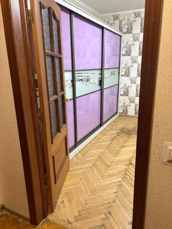Комната, 13.9 м²
М вднх

• 7 Мин пешком
• 3-Комнатная квартира
• 4 Этаж из 12
• Ул кибальчича 2 к1, на карте

35 000 ₽/Мес, без комиссии
Большой гайд по аренде

Стиральная машина • интернет • мебель • холодильник • с животными • лифт • мусоропровод • посудомойка • кондиционер • с детьми • телевизор • консьерж

Алексеевский район
Чистота 4.43 транспорт 4.84
Парки и скверы 4.63

Субаренда. Рассмотрю адекватного представителя человеческого сообщества, без загонов. Предпочтительно, девушки, на длительный срок. Со мной живет шпиц, приветствуются другие небольшие собачки. В квартире есть два балкона, окна выходят и во двор и на аллею. Стоимость залога 35.000 тысяч( можно разбить), коммуналка где-то до 2000 максимум, интернет 700 рублей.

Yana, написать
Уровень доверия средний 🆗
Выложить квартиру бесплатно - фотография - 2