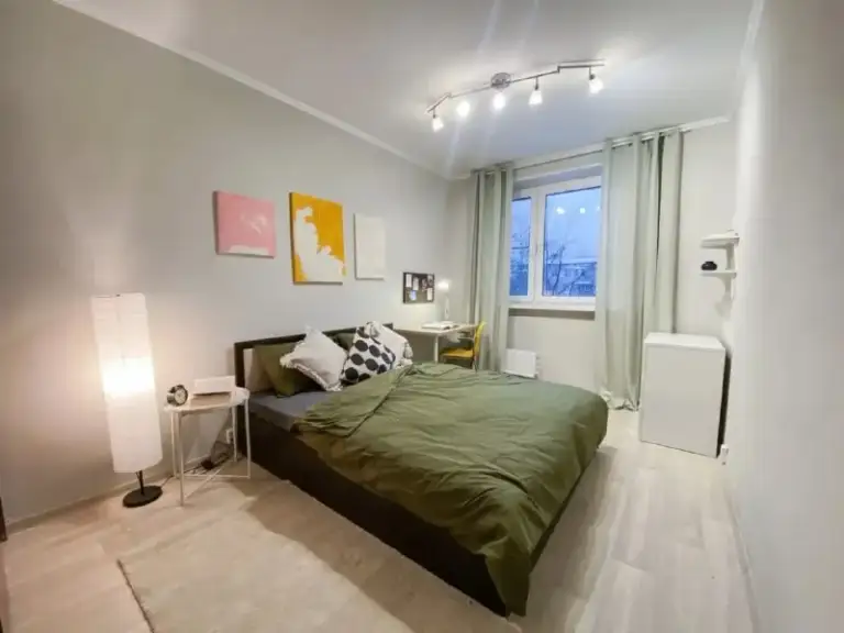 Комната, 13.5 м²
М перово

• 7 Мин пешком
• 2-Комнатная квартира
• 4 Этаж из 12
• Ул перовская 39 к3, на карте

40 000 ₽/Мес, без комиссии
Большой гайд по аренде

Холодильник • стиральная машина • интернет • мебель • лифт • мусоропровод • посудомойка • кондиционер • с животными • с детьми • телевизор • консьерж

Район перово
Чистота 3.24 транспорт 4.43
Парки и скверы 4.53

Агент. Тихий и уютный двор, есть стихийная парковка. Квартира расположена в хорошем районе: 4 минут до магазинов «вкусвилл» и «пятерочка». Чуть дальше расположен тц «перово молл» всего 5 минут займет выбраться на прогулку по петровскому парку и 25 минут в лесопарк «косино-ухтомский», где расположен музей-усадьба «кусково».

Elena, написать
Уровень доверия средний 🆗
Выложить квартиру бесплатно - фотография - 1
