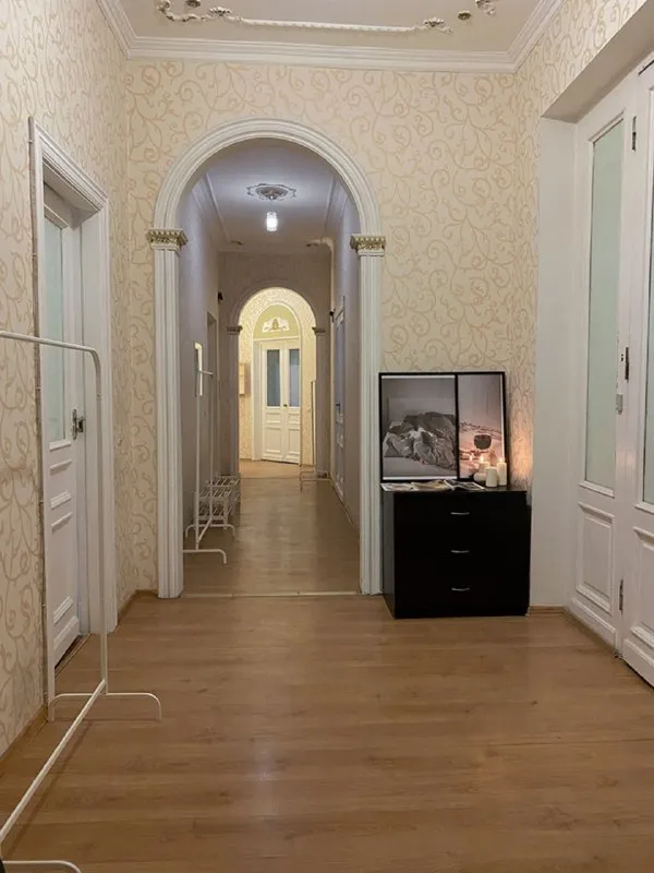 Комната, 15 м²
М киевская
• 15 Мин пешком
• 8-Комнатная квартира
• 2 Этаж из 6
• Пр-кт кутузовский 18, на карте
48 000 ₽/Мес, без комиссии
Большой гайд по аренде
Холодильник • стиральная машина • интернет • мебель • лифт • мусоропровод • консьерж • посудомойка • кондиционер • с животными • с детьми • телевизор
Район дорогомилово
Чистота 4.30 транспорт 5.00
Парки и скверы 4.09
Агент. Квартира в сталинской высотке! Располагается в одном из самых дорогих и престижных районов столицы, качественная историческая застройка и современная инфраструктура. Ухоженный подъезд с консьержем. В пешей доступности москва сити и все необходимое для комфортной жизни в мегаполисе.
Elena, написать
Уровень доверия средний 🆗
Выложить квартиру бесплатно - фотография - 9