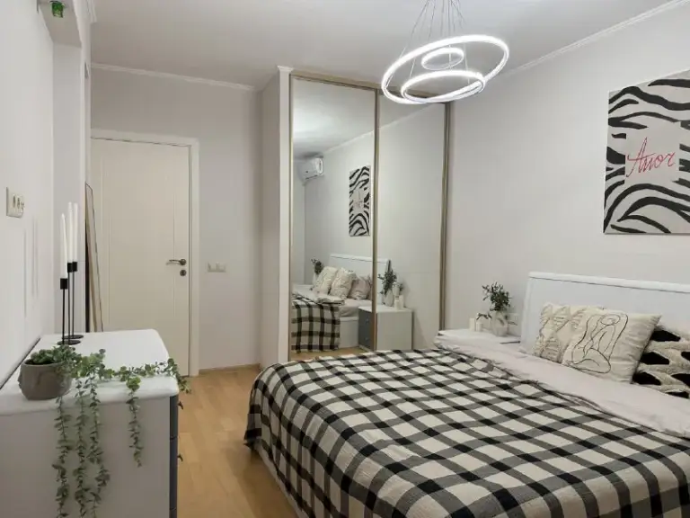 Комната, 14.6 м²
М кузьминки

• 18 Мин пешком
• 4-Комнатная квартира
• 5 Этаж из 23
• Ул васильцовский стан 11, на карте

37 000 ₽/Мес, без комиссии
Большой гайд по аренде

Холодильник • стиральная машина • интернет • мебель • лифт • мусоропровод • посудомойка • кондиционер • с животными • с детьми • телевизор • консьерж

Рязанский район
Чистота 3.64 транспорт 4.01
Парки и скверы 4.50

Агент. Сдается в аренду отдельная комната в просторной, благоустроенной квартире. Стильное пространство в светлых тонах оборудовано всем необходимым: удобная кровать, рабочее место с естественным освещением, вместительный шкаф-купе, комод, прикроватные тумбы, зеркало в полный рост и кондиционер.

Elena, написать
Уровень доверия средний 🆗
Выложить квартиру бесплатно - фотография - 3