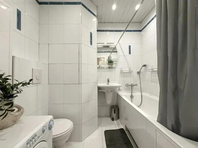 Комната, 14.6 м²
М кузьминки

• 18 Мин пешком
• 4-Комнатная квартира
• 5 Этаж из 23
• Ул васильцовский стан 11, на карте

37 000 ₽/Мес, без комиссии
Большой гайд по аренде

Холодильник • стиральная машина • интернет • мебель • лифт • мусоропровод • посудомойка • кондиционер • с животными • с детьми • телевизор • консьерж

Рязанский район
Чистота 3.64 транспорт 4.01
Парки и скверы 4.50

Агент. Сдается в аренду отдельная комната в просторной, благоустроенной квартире. Стильное пространство в светлых тонах оборудовано всем необходимым: удобная кровать, рабочее место с естественным освещением, вместительный шкаф-купе, комод, прикроватные тумбы, зеркало в полный рост и кондиционер.

Elena, написать
Уровень доверия средний 🆗
Выложить квартиру бесплатно - фотография - 7