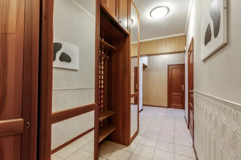 Комната, 15 м²
М университет

• 18 Мин пешком
• 3-Комнатная квартира
• 7 Этаж из 8
• Пр-кт ленинский 62/1, на карте

41 000 ₽/Мес, без комиссии
Большой гайд по аренде

Холодильник • стиральная машина • интернет • мебель • мусоропровод • лифт • посудомойка • кондиционер • с животными • с детьми • телевизор • консьерж

Гагаринский район
Чистота 4.47 транспорт 4.63
Парки и скверы 4.89

Агент. Дом расположен в престижном районе москвы. В самом доме - магнолия, вкусвилл, пекарня, сбербанк, салон красоты. В пешей доступности множество ресторанов и кафе, продуктовых магазинов, бутиков, аптек. В непосредственной близости мгу, воробьевы горы, академический парк.

Elena, написать
Уровень доверия средний 🆗
Выложить квартиру бесплатно - фотография - 4