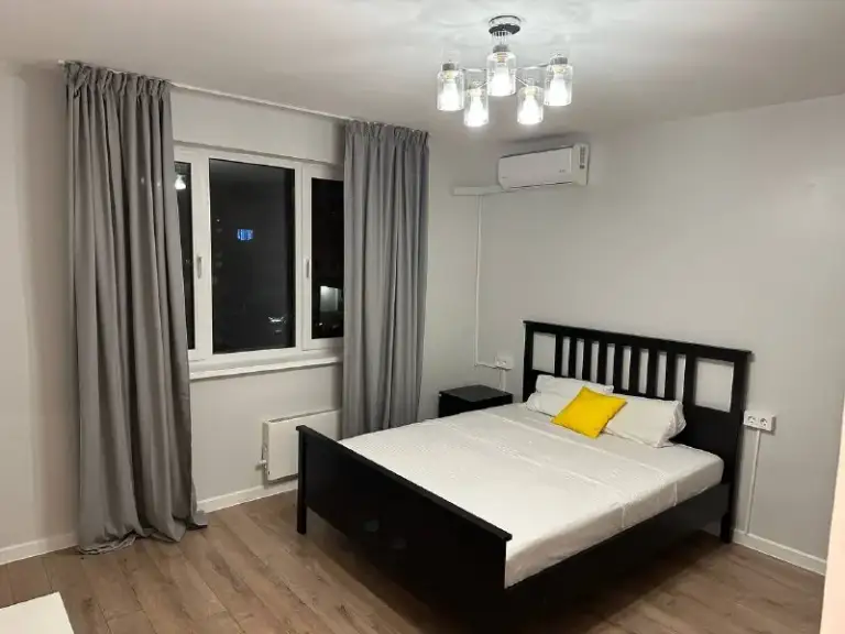 1-Комн квартира, 39.4 м²
М бунинская аллея

• 10 Мин пешком
• 2 Этаж из 9
• Ул академика семёнова 15, на карте

60 000 ₽/Мес, без комиссии
Большой гайд по аренде

Холодильник • стиральная машина • интернет • мебель • кондиционер • с животными • с детьми • мусоропровод • лифт • посудомойка • телевизор • консьерж

Район южное бутово
Чистота 4.24 транспорт 3.99
Парки и скверы 4.89

Собственник. Свободна к заселению. Сдается на длительный период. Свежий ремонт. Окна выходят во двор. Район с развитой инфраструктурой, в шаговой доступности магазины, школа, сад, обновленная поликлиника. Рядом находится парк южное бутово, пруд. Квартира с мебелью, посудой, гардеробной и теплым полом. Залог 60000, коммунальные услуги: по счетчикам. © предоплату до просмотра просят только мошенники!

Александра, написать
Уровень доверия низкий ⚠️
Выложить квартиру бесплатно - фотография - 1