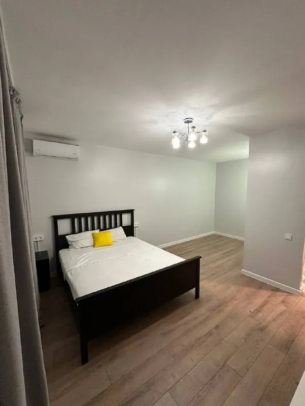1-Комн квартира, 39.4 м²
М бунинская аллея

• 10 Мин пешком
• 2 Этаж из 9
• Ул академика семёнова 15, на карте

60 000 ₽/Мес, без комиссии
Большой гайд по аренде

Холодильник • стиральная машина • интернет • мебель • кондиционер • с животными • с детьми • мусоропровод • лифт • посудомойка • телевизор • консьерж

Район южное бутово
Чистота 4.24 транспорт 3.99
Парки и скверы 4.89

Собственник. Свободна к заселению. Сдается на длительный период. Свежий ремонт. Окна выходят во двор. Район с развитой инфраструктурой, в шаговой доступности магазины, школа, сад, обновленная поликлиника. Рядом находится парк южное бутово, пруд. Квартира с мебелью, посудой, гардеробной и теплым полом. Залог 60000, коммунальные услуги: по счетчикам. © предоплату до просмотра просят только мошенники!

Александра, написать
Уровень доверия низкий ⚠️
Выложить квартиру бесплатно - фотография - 2