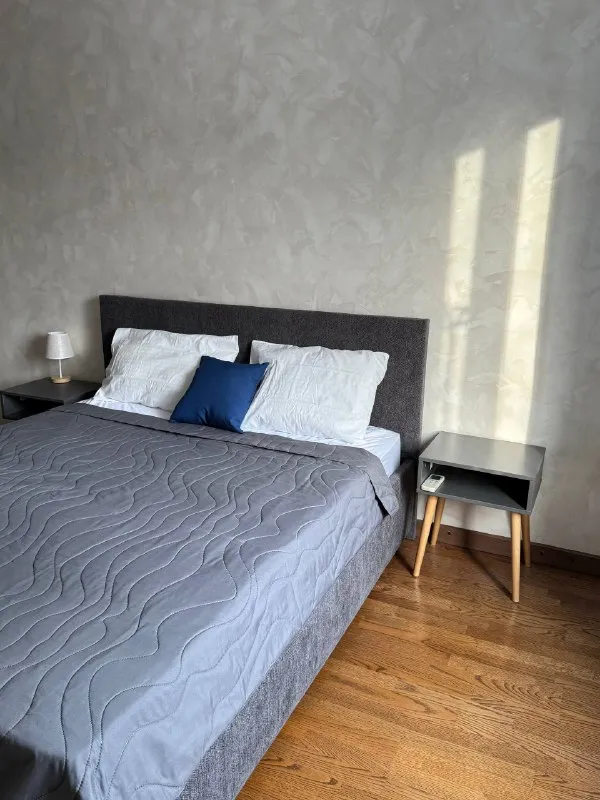 2-Комн квартира, 44 м²
М профсоюзная

• 5 Мин пешком
• 3 Этаж из 10
• Ул профсоюзная 42 к1, на карте

90 000 ₽/Мес, без комиссии
Большой гайд по аренде

Интернет • мебель • холодильник • стиральная машина • посудомойка • кондиционер • с детьми • мусоропровод • лифт • с животными • телевизор • консьерж

Район черёмушки
Чистота 4.54 транспорт 4.30
Парки и скверы 4.55

Собственник. На длительный срок есть: посудомойка, стирально-сушильная машина, измельчитель отходов, 3 кондиционера, 2 бризера ballu. Кровать 160x200, новый матрас аскона (2 жесткости), шкаф-купе >3 м, диван раскладывается в 150x200. Дом после капремонта стояков, фасада и крыши. Подъезд ухоженный, соседи интеллигентные. Без животных, мы аллергики. Залог 90000 © предоплату до просмотра просят только мошенники!

Veronika, написать
Уровень доверия низкий ⚠️
Выложить квартиру бесплатно - фотография - 1