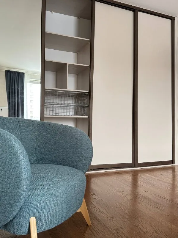 2-Комн квартира, 44 м²
М профсоюзная

• 5 Мин пешком
• 3 Этаж из 10
• Ул профсоюзная 42 к1, на карте

90 000 ₽/Мес, без комиссии
Большой гайд по аренде

Интернет • мебель • холодильник • стиральная машина • посудомойка • кондиционер • с детьми • мусоропровод • лифт • с животными • телевизор • консьерж

Район черёмушки
Чистота 4.54 транспорт 4.30
Парки и скверы 4.55

Собственник. На длительный срок есть: посудомойка, стирально-сушильная машина, измельчитель отходов, 3 кондиционера, 2 бризера ballu. Кровать 160x200, новый матрас аскона (2 жесткости), шкаф-купе >3 м, диван раскладывается в 150x200. Дом после капремонта стояков, фасада и крыши. Подъезд ухоженный, соседи интеллигентные. Без животных, мы аллергики. Залог 90000 © предоплату до просмотра просят только мошенники!

Veronika, написать
Уровень доверия низкий ⚠️
Выложить квартиру бесплатно - фотография - 2