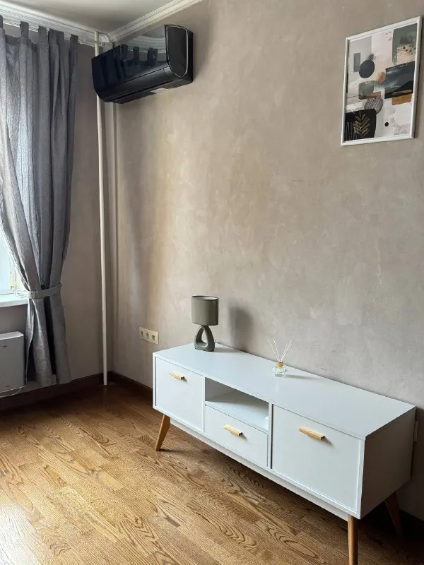 2-Комн квартира, 44 м²
М профсоюзная

• 5 Мин пешком
• 3 Этаж из 10
• Ул профсоюзная 42 к1, на карте

90 000 ₽/Мес, без комиссии
Большой гайд по аренде

Интернет • мебель • холодильник • стиральная машина • посудомойка • кондиционер • с детьми • мусоропровод • лифт • с животными • телевизор • консьерж

Район черёмушки
Чистота 4.54 транспорт 4.30
Парки и скверы 4.55

Собственник. На длительный срок есть: посудомойка, стирально-сушильная машина, измельчитель отходов, 3 кондиционера, 2 бризера ballu. Кровать 160x200, новый матрас аскона (2 жесткости), шкаф-купе >3 м, диван раскладывается в 150x200. Дом после капремонта стояков, фасада и крыши. Подъезд ухоженный, соседи интеллигентные. Без животных, мы аллергики. Залог 90000 © предоплату до просмотра просят только мошенники!

Veronika, написать
Уровень доверия низкий ⚠️
Выложить квартиру бесплатно - фотография - 4