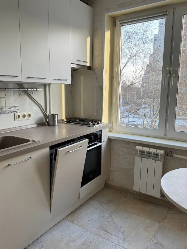 2-Комн квартира, 44 м²
М профсоюзная

• 5 Мин пешком
• 3 Этаж из 10
• Ул профсоюзная 42 к1, на карте

90 000 ₽/Мес, без комиссии
Большой гайд по аренде

Интернет • мебель • холодильник • стиральная машина • посудомойка • кондиционер • с детьми • мусоропровод • лифт • с животными • телевизор • консьерж

Район черёмушки
Чистота 4.54 транспорт 4.30
Парки и скверы 4.55

Собственник. На длительный срок есть: посудомойка, стирально-сушильная машина, измельчитель отходов, 3 кондиционера, 2 бризера ballu. Кровать 160x200, новый матрас аскона (2 жесткости), шкаф-купе >3 м, диван раскладывается в 150x200. Дом после капремонта стояков, фасада и крыши. Подъезд ухоженный, соседи интеллигентные. Без животных, мы аллергики. Залог 90000 © предоплату до просмотра просят только мошенники!

Veronika, написать
Уровень доверия низкий ⚠️
Выложить квартиру бесплатно - фотография - 5