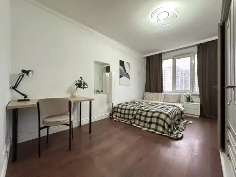 Комната, 14.4 м²
М ясенево

• 4 Мин пешком
• 3-Комнатная квартира
• 9 Этаж из 9
• Пр-кт новоясеневский 32 к3, на карте

38 000 ₽/Мес, без комиссии
Большой гайд по аренде

Холодильник • стиральная машина • интернет • мебель • телевизор • лифт • мусоропровод • посудомойка • кондиционер • с животными • с детьми • консьерж

Район ясенево
Чистота 4.69 транспорт 4.61
Парки и скверы 5.00

Агент. Сдается благоустроенная комната в квартире рядом с метро. Стильное пространство с приятным интерьером оборудовано всем необходимым: удобная кровать с тумбой и торшером для чтения перед сном, минималистичное рабочее место, винтажный шкаф, комод и большое зеркало. Светлая квартира со стильной мебелью создана для комфортного проживания и отдыха.

Elena, написать
Уровень доверия средний 🆗
Выложить квартиру бесплатно - фотография - 1