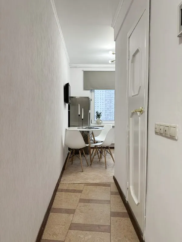 Комната, 14.4 м²
М ясенево

• 4 Мин пешком
• 3-Комнатная квартира
• 9 Этаж из 9
• Пр-кт новоясеневский 32 к3, на карте

38 000 ₽/Мес, без комиссии
Большой гайд по аренде

Холодильник • стиральная машина • интернет • мебель • телевизор • лифт • мусоропровод • посудомойка • кондиционер • с животными • с детьми • консьерж

Район ясенево
Чистота 4.69 транспорт 4.61
Парки и скверы 5.00

Агент. Сдается благоустроенная комната в квартире рядом с метро. Стильное пространство с приятным интерьером оборудовано всем необходимым: удобная кровать с тумбой и торшером для чтения перед сном, минималистичное рабочее место, винтажный шкаф, комод и большое зеркало. Светлая квартира со стильной мебелью создана для комфортного проживания и отдыха.

Elena, написать
Уровень доверия средний 🆗
Выложить квартиру бесплатно - фотография - 3
