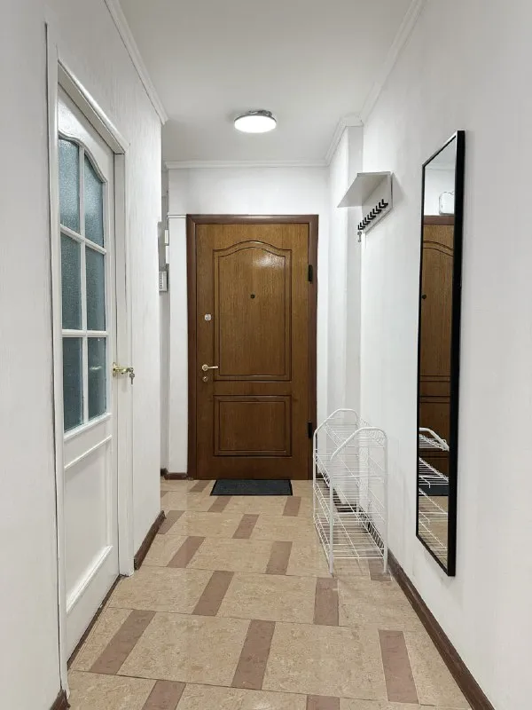 Комната, 14.4 м²
М ясенево

• 4 Мин пешком
• 3-Комнатная квартира
• 9 Этаж из 9
• Пр-кт новоясеневский 32 к3, на карте

38 000 ₽/Мес, без комиссии
Большой гайд по аренде

Холодильник • стиральная машина • интернет • мебель • телевизор • лифт • мусоропровод • посудомойка • кондиционер • с животными • с детьми • консьерж

Район ясенево
Чистота 4.69 транспорт 4.61
Парки и скверы 5.00

Агент. Сдается благоустроенная комната в квартире рядом с метро. Стильное пространство с приятным интерьером оборудовано всем необходимым: удобная кровать с тумбой и торшером для чтения перед сном, минималистичное рабочее место, винтажный шкаф, комод и большое зеркало. Светлая квартира со стильной мебелью создана для комфортного проживания и отдыха.

Elena, написать
Уровень доверия средний 🆗
Выложить квартиру бесплатно - фотография - 9