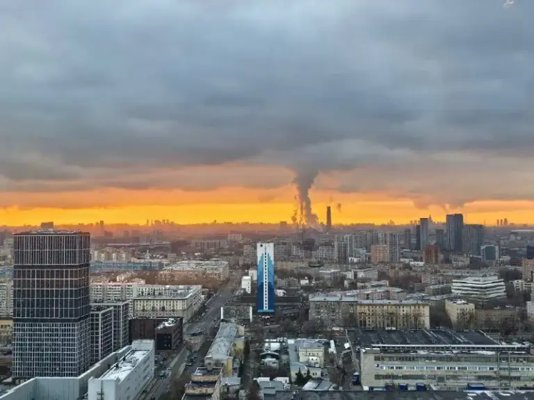 М. Волгоградский проспект
Евротрешка

Сдается впервые евро-трёшка(58м) в 5 мин пешком от метро волгоградский проспект. В квартире есть вся необходимая мебель и техника.
Планировка- распашонка. Посередине просторная кухня гостиная, по бокам 2 изолированные комнаты. 2 гардеробных с системой хранения. 2 санузла.

Панорамный вид из окон на центр москвы и москва-сити. Идеально для семьи с детьми: комната уже оборудована под детскую с двухярусной кроватью, дополнительное место выдвигается снизу. Столом для 1-2 детей.

Безопасные окна- зафиксированы в режиме проветривания. Школа находится прямо во дворе дома. Можно сделать регистрацию в квартире!

Гостиная: диван, стол, тумба под тв. Покупка тв возможна!
В спальне: новая кровать 160см с ортопедическим матрасом. Шкаф для одежды.
Кухня: посудомойка, варочная панель, духовка, свч, холодильник.

Ванная: машинка с сушкой. Вещи не портит и не мнет. Полотенцесушитель.
Наземная парковка с шлагбаумом и подземная.
Рассмотрим как семью так и другие составы.

Цена: 110.000₽ + счетчики, депозит 110.000₽. Без комиссий.

Контакты @benderman17

➡️Предоплату/бронь/заморозку денег/автооплату до просмотра квартиры не вносить! Если по этому объявлению спрашивают какую либо оплату сообщите по контактам в описании канала. - фотография - 1