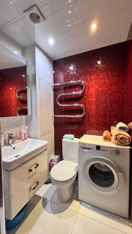 2-Комн. Квартира, 50 м²
Этаж: 3/9
М. (беляево) (10 мин. )

📌Адрес: (ул. Введенского 10к1)

▶️Сдается комната в 2-комн. Квартире‼️
- Квартира светлая уютная на солнечную сторону. Все окна выходят в тихий зеленый двор 💚
Квартира с хорошим ремонтом, кухни мария; где все необходимое есть (печь, микроволновка, чайник, встроенный холодильник и морозилка).

- В ванной есть стиральная машина, душевая кабина, раковина с тумбой, зеркало с полками, средства и инструменты для уборки.

- В комнате есть качественная мебель из натурального массив (шкаф очень вместительный и очень удобная огромная кровать с новым матрасом)!
Можно добавить рабочий стол со стулом!

- В квартире одна девушка, спокойная, дружелюбная, любит чистоту дома и взаимоуважение при коммуникации. При наличии общих интересов с радостью поддерживает общение и совместное время ☺️

*️⃣Оплата жкх: включено (без счётчиков)
*️⃣Залог: 37 500 ₽

🔵Цена: 37 500 ₽/мес.

✉️ Для связи: @siba_d - фотография - 1