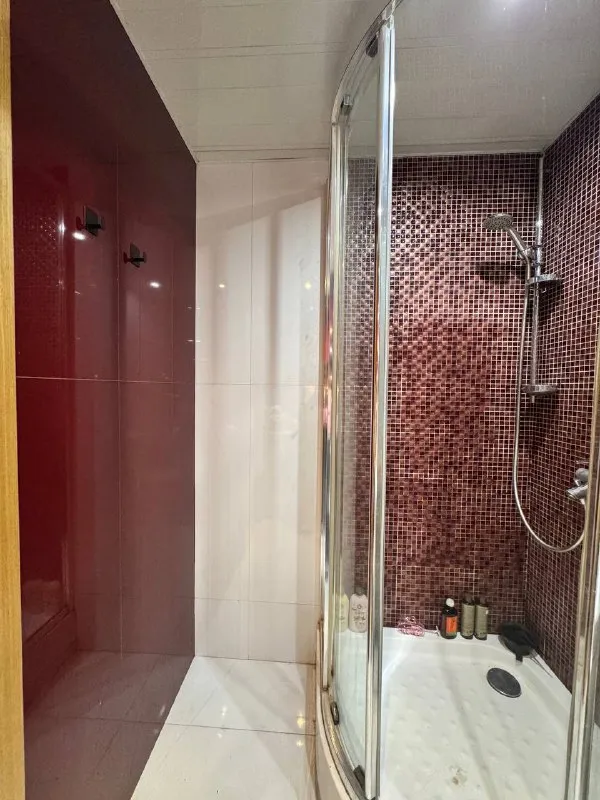 2-Комн. Квартира, 50 м²
Этаж: 3/9
М. (беляево) (10 мин. )

📌Адрес: (ул. Введенского 10к1)

▶️Сдается комната в 2-комн. Квартире‼️
- Квартира светлая уютная на солнечную сторону. Все окна выходят в тихий зеленый двор 💚
Квартира с хорошим ремонтом, кухни мария; где все необходимое есть (печь, микроволновка, чайник, встроенный холодильник и морозилка).

- В ванной есть стиральная машина, душевая кабина, раковина с тумбой, зеркало с полками, средства и инструменты для уборки.

- В комнате есть качественная мебель из натурального массив (шкаф очень вместительный и очень удобная огромная кровать с новым матрасом)!
Можно добавить рабочий стол со стулом!

- В квартире одна девушка, спокойная, дружелюбная, любит чистоту дома и взаимоуважение при коммуникации. При наличии общих интересов с радостью поддерживает общение и совместное время ☺️

*️⃣Оплата жкх: включено (без счётчиков)
*️⃣Залог: 37 500 ₽

🔵Цена: 37 500 ₽/мес.

✉️ Для связи: @siba_d - фотография - 2