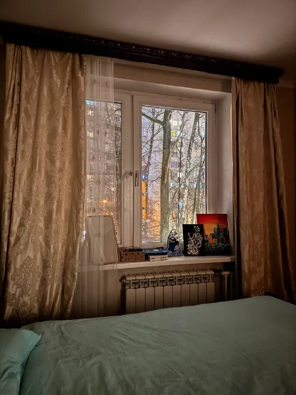 2-Комн. Квартира, 50 м²
Этаж: 3/9
М. (беляево) (10 мин. )

📌Адрес: (ул. Введенского 10к1)

▶️Сдается комната в 2-комн. Квартире‼️
- Квартира светлая уютная на солнечную сторону. Все окна выходят в тихий зеленый двор 💚
Квартира с хорошим ремонтом, кухни мария; где все необходимое есть (печь, микроволновка, чайник, встроенный холодильник и морозилка).

- В ванной есть стиральная машина, душевая кабина, раковина с тумбой, зеркало с полками, средства и инструменты для уборки.

- В комнате есть качественная мебель из натурального массив (шкаф очень вместительный и очень удобная огромная кровать с новым матрасом)!
Можно добавить рабочий стол со стулом!

- В квартире одна девушка, спокойная, дружелюбная, любит чистоту дома и взаимоуважение при коммуникации. При наличии общих интересов с радостью поддерживает общение и совместное время ☺️

*️⃣Оплата жкх: включено (без счётчиков)
*️⃣Залог: 37 500 ₽

🔵Цена: 37 500 ₽/мес.

✉️ Для связи: @siba_d - фотография - 4