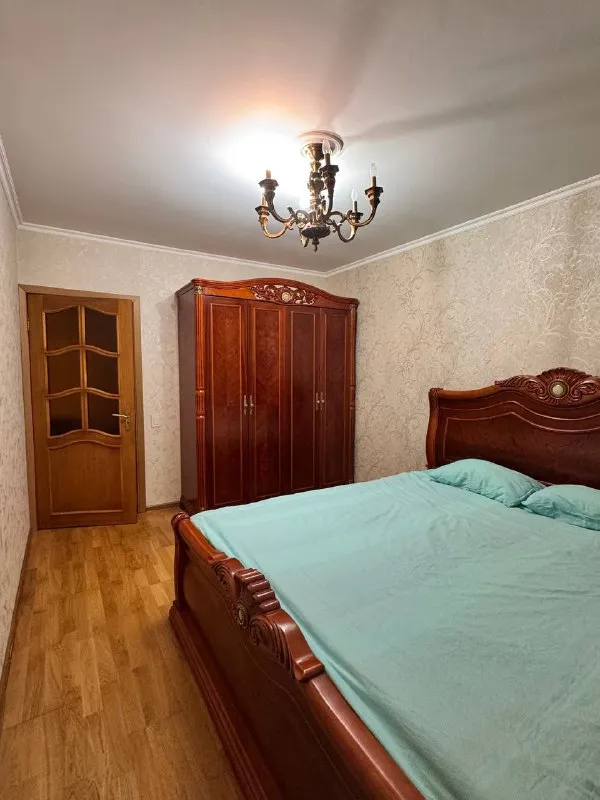 2-Комн. Квартира, 50 м²
Этаж: 3/9
М. (беляево) (10 мин. )

📌Адрес: (ул. Введенского 10к1)

▶️Сдается комната в 2-комн. Квартире‼️
- Квартира светлая уютная на солнечную сторону. Все окна выходят в тихий зеленый двор 💚
Квартира с хорошим ремонтом, кухни мария; где все необходимое есть (печь, микроволновка, чайник, встроенный холодильник и морозилка).

- В ванной есть стиральная машина, душевая кабина, раковина с тумбой, зеркало с полками, средства и инструменты для уборки.

- В комнате есть качественная мебель из натурального массив (шкаф очень вместительный и очень удобная огромная кровать с новым матрасом)!
Можно добавить рабочий стол со стулом!

- В квартире одна девушка, спокойная, дружелюбная, любит чистоту дома и взаимоуважение при коммуникации. При наличии общих интересов с радостью поддерживает общение и совместное время ☺️

*️⃣Оплата жкх: включено (без счётчиков)
*️⃣Залог: 37 500 ₽

🔵Цена: 37 500 ₽/мес.

✉️ Для связи: @siba_d - фотография - 5