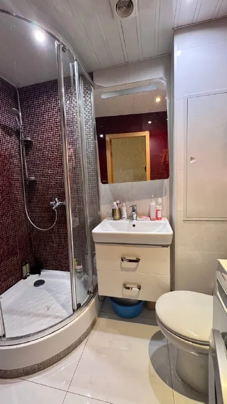 2-Комн. Квартира, 50 м²
Этаж: 3/9
М. (беляево) (10 мин. )

📌Адрес: (ул. Введенского 10к1)

▶️Сдается комната в 2-комн. Квартире‼️
- Квартира светлая уютная на солнечную сторону. Все окна выходят в тихий зеленый двор 💚
Квартира с хорошим ремонтом, кухни мария; где все необходимое есть (печь, микроволновка, чайник, встроенный холодильник и морозилка).

- В ванной есть стиральная машина, душевая кабина, раковина с тумбой, зеркало с полками, средства и инструменты для уборки.

- В комнате есть качественная мебель из натурального массив (шкаф очень вместительный и очень удобная огромная кровать с новым матрасом)!
Можно добавить рабочий стол со стулом!

- В квартире одна девушка, спокойная, дружелюбная, любит чистоту дома и взаимоуважение при коммуникации. При наличии общих интересов с радостью поддерживает общение и совместное время ☺️

*️⃣Оплата жкх: включено (без счётчиков)
*️⃣Залог: 37 500 ₽

🔵Цена: 37 500 ₽/мес.

✉️ Для связи: @siba_d - фотография - 6