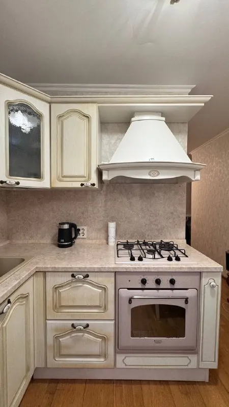 2-Комн. Квартира, 50 м²
Этаж: 3/9
М. (беляево) (10 мин. )

📌Адрес: (ул. Введенского 10к1)

▶️Сдается комната в 2-комн. Квартире‼️
- Квартира светлая уютная на солнечную сторону. Все окна выходят в тихий зеленый двор 💚
Квартира с хорошим ремонтом, кухни мария; где все необходимое есть (печь, микроволновка, чайник, встроенный холодильник и морозилка).

- В ванной есть стиральная машина, душевая кабина, раковина с тумбой, зеркало с полками, средства и инструменты для уборки.

- В комнате есть качественная мебель из натурального массив (шкаф очень вместительный и очень удобная огромная кровать с новым матрасом)!
Можно добавить рабочий стол со стулом!

- В квартире одна девушка, спокойная, дружелюбная, любит чистоту дома и взаимоуважение при коммуникации. При наличии общих интересов с радостью поддерживает общение и совместное время ☺️

*️⃣Оплата жкх: включено (без счётчиков)
*️⃣Залог: 37 500 ₽

🔵Цена: 37 500 ₽/мес.

✉️ Для связи: @siba_d - фотография - 7