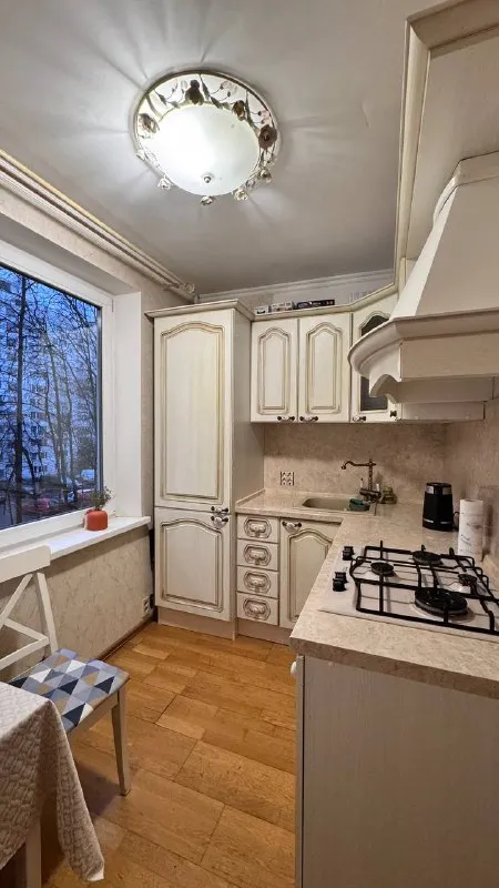 2-Комн. Квартира, 50 м²
Этаж: 3/9
М. (беляево) (10 мин. )

📌Адрес: (ул. Введенского 10к1)

▶️Сдается комната в 2-комн. Квартире‼️
- Квартира светлая уютная на солнечную сторону. Все окна выходят в тихий зеленый двор 💚
Квартира с хорошим ремонтом, кухни мария; где все необходимое есть (печь, микроволновка, чайник, встроенный холодильник и морозилка).

- В ванной есть стиральная машина, душевая кабина, раковина с тумбой, зеркало с полками, средства и инструменты для уборки.

- В комнате есть качественная мебель из натурального массив (шкаф очень вместительный и очень удобная огромная кровать с новым матрасом)!
Можно добавить рабочий стол со стулом!

- В квартире одна девушка, спокойная, дружелюбная, любит чистоту дома и взаимоуважение при коммуникации. При наличии общих интересов с радостью поддерживает общение и совместное время ☺️

*️⃣Оплата жкх: включено (без счётчиков)
*️⃣Залог: 37 500 ₽

🔵Цена: 37 500 ₽/мес.

✉️ Для связи: @siba_d - фотография - 8