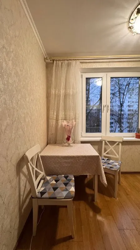 2-Комн. Квартира, 50 м²
Этаж: 3/9
М. (беляево) (10 мин. )

📌Адрес: (ул. Введенского 10к1)

▶️Сдается комната в 2-комн. Квартире‼️
- Квартира светлая уютная на солнечную сторону. Все окна выходят в тихий зеленый двор 💚
Квартира с хорошим ремонтом, кухни мария; где все необходимое есть (печь, микроволновка, чайник, встроенный холодильник и морозилка).

- В ванной есть стиральная машина, душевая кабина, раковина с тумбой, зеркало с полками, средства и инструменты для уборки.

- В комнате есть качественная мебель из натурального массив (шкаф очень вместительный и очень удобная огромная кровать с новым матрасом)!
Можно добавить рабочий стол со стулом!

- В квартире одна девушка, спокойная, дружелюбная, любит чистоту дома и взаимоуважение при коммуникации. При наличии общих интересов с радостью поддерживает общение и совместное время ☺️

*️⃣Оплата жкх: включено (без счётчиков)
*️⃣Залог: 37 500 ₽

🔵Цена: 37 500 ₽/мес.

✉️ Для связи: @siba_d - фотография - 9