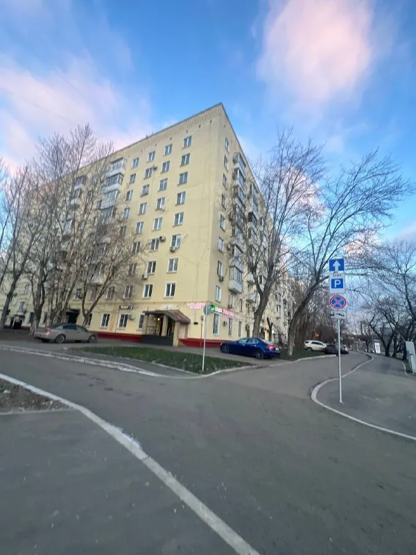 Ближ. М. Павелецкая
Комната

Сдаю прекрасную светлую комнату с видом на москву. Дом расположен на даниловская набережная 2к4.

Удобная доступность на автобусе до м. Павелецкая.

Тульская, пролетарская. Натуральные деревянный паркет, белые стены, вместительные шкафы. Диван раскладывается и матрас 1,60 на 2. Стиральная, большой холодильник, новая плита. Во дворе спортивный зал облака, куча кафе, прогулочные зоны вдоль реки и вдоль жк композиторов. Квартира большая трехкомнатная, коммунальная, живут только одни соседи, девушка с взрослым сыном.

Круглосуточная магнолия, все сетевые магазины во дворе. Уже можно заезжать. 17,5 м².

Цена: 45.000₽

Контакты @grapemind

➡️Предоплату/бронь/заморозку денег/автооплату до просмотра квартиры не вносить! Если по этому объявлению спрашивают какую либо оплату сообщите по контактам в описании канала. - фотография - 1