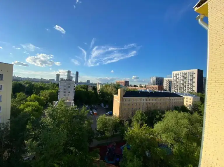 Ближ. М. Павелецкая
Комната

Сдаю прекрасную светлую комнату с видом на москву. Дом расположен на даниловская набережная 2к4.

Удобная доступность на автобусе до м. Павелецкая.

Тульская, пролетарская. Натуральные деревянный паркет, белые стены, вместительные шкафы. Диван раскладывается и матрас 1,60 на 2. Стиральная, большой холодильник, новая плита. Во дворе спортивный зал облака, куча кафе, прогулочные зоны вдоль реки и вдоль жк композиторов. Квартира большая трехкомнатная, коммунальная, живут только одни соседи, девушка с взрослым сыном.

Круглосуточная магнолия, все сетевые магазины во дворе. Уже можно заезжать. 17,5 м².

Цена: 45.000₽

Контакты @grapemind

➡️Предоплату/бронь/заморозку денег/автооплату до просмотра квартиры не вносить! Если по этому объявлению спрашивают какую либо оплату сообщите по контактам в описании канала. - фотография - 2
