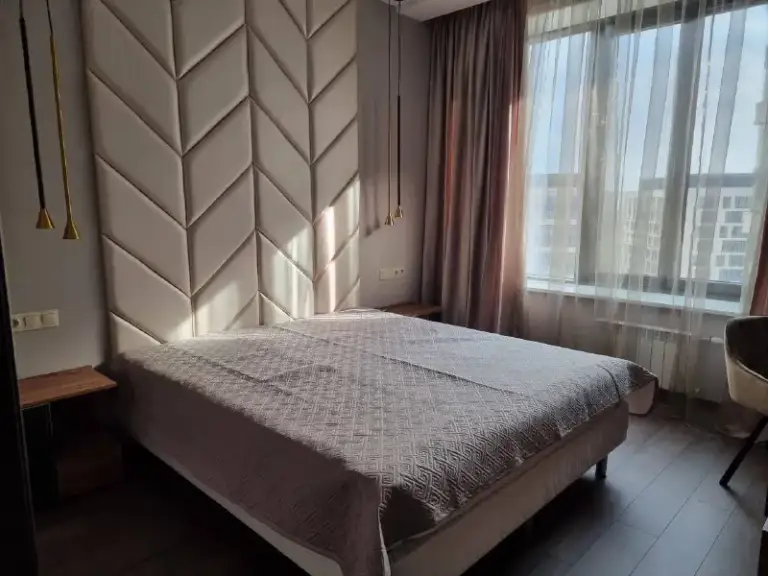 М. Динамо
2-К апартаменты
▫️Ленинградский проспект, д. 36, стр. 39
Стильные 2-х комнатные апартаменты в современном жилом комплексе «втб арена парк», 55,8 м², 12 этаж.
М. Динамо, петровский парк.
Состоит из кухни - гостиной, спальни с прилегающей гардеробной, большого совмещенного санузла с подогреваемым полом.
Дизайнерский ремонт, многоуровневый свет, современная сантехника, полный набор техники: стиральная машина с функцией сушки, посудомоечная машина, два больших телевизора, кондиционирование / вентиляция, индукционная плита с вытяжным шкафом, духовой шкаф, свч, холодильник, скоростной интернет.
Вход в подъезд через охрану, на 1 этаже имеется помещение для велосипедов и колясок.
Огромная закрытая обустроенная территория с зеленью, скамейками и детскими площадками, закрыта для машин. Окна во двор, 12 этаж, тихо, дороги не слышно.
Дом находится в районе с развитой инфраструктурой:
Метро динамо, петровский парк - 5 минут. Рядом с домом — выезд на ленинградский проспект и ттк, а также автобусные остановки.
Тц арена плаза - 5 минут. Отель hayatt с фитнессом и бассейном – шаговая доступность.
Петровский парк – при выходе с территории комплекса, аренда велосипедов.
Хорошие рестораны, кафе, магазины, клиники, аптеки и пр. В пешей доступности.
Цена: 135.000₽/мес плюс коммунальные и интернет. Залог.
Я собственник.
Контакты @i_subbotin. Whatsapp +79857643322
➡️Предоплату/бронь/заморозку денег/автооплату до просмотра квартиры не вносить! Если по этому объявлению спрашивают какую либо оплату сообщите по контактам в описании канала. - фотография - 7