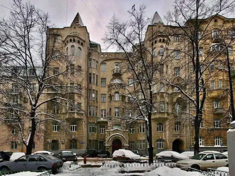 Ищем соседку🏙️
М. Чистые пруды1️⃣

Ищем соседку в трехкомнатную квартиру в центре москвы, в историческом здании 1914 года постройки.

Нас двое — 28 и 32 года, юрист и преподаватель, работаем 5/2. Ценим тишину, уважаем чужое личное пространство. В приоритете — девушка, от 26 лет, с очной занятостью, без вп и животных. Знание английского — приятный бонус, так как одна соседка иностранка, но не обязательно :)

В квартире есть посудомоечная машина и кондиционер.

Комната 13 м², мебилирована, матрас ортопедический, огромный шкаф. Окна во двор, так что внутри тихо, этаж 4.5 из 7.

Парковочное место имеется, если нужно. Потолки 3.6, евроремонт.

💳Цена: 40.000₽ + коммуналка ~1.500₽. Из доп расходов можно скидываться на клининг общих помещений и на воду (от ~1.500₽). Депозит 40.000₽, можно разбить.

На долгий срок.

До чистых прудов и китай-города — 10-15 минут пешком.

💌Telegram: @panasonic_s

➡️Предоплату/бронь/заморозку денег/автооплату до просмотра квартиры не вносить! Если по этому объявлению спрашивают какую либо оплату сообщите по контактам в описании канала. - фотография - 10