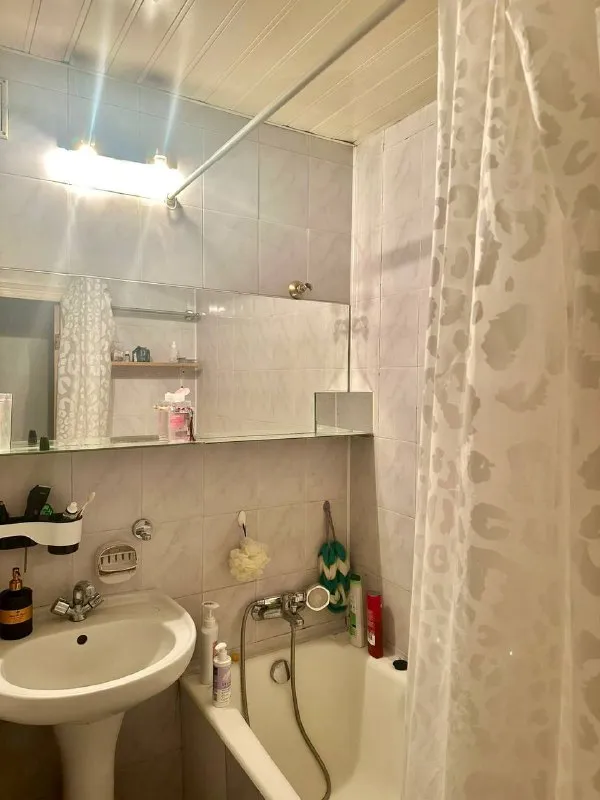 Сдаётся уютная однокомнатная квартира у метро академическая!
📍 Отличная локация:
· Всего 10 минут пешком до метро.
· Зелёный, уютный и тихий район.
· Окна выходят на бульвар.
· Высокий 1-й этаж.
💰 Выгодные условия от собственника:
· 52 000 Рублей в месяц.
· Депозит — 40 000 (есть возможность разбить на 2 месяца).
· Без комиссий!
🏡 Квартира полностью оборудована:
· Вся необходимая техника: плита, холодильник, стиральная машина, микроволновка, телевизор, пылесос.
· Ортопедический матрас.
· Пластиковые окна, новая входная дверь.
🛒 Вся инфраструктура рядом:
· Во дворе — супермаркет «перекрёсток», в дома авоська и другие магазины.
· Школы, детские сады, фитнес-центр в доме.
Просмотры проводятся в субботу, 20 декабря.
Пишите, чтобы назначить время и задать вопросы:
👉 @Tatden - фотография - 8