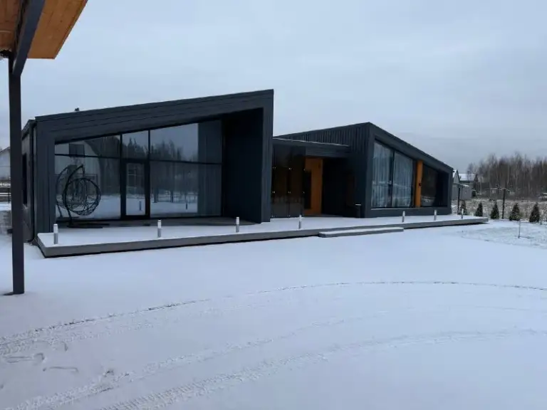 Сдается посуточно или на месяц 📌
🏡 Новый дизайнерский дом с баней и горячей купелью — премиум-отдых в элитном поселке level house, г. Серпухов
🌿 В доме:
— 4 Уютные спальни, три комнаты с отдельной гардеробной.
— Во всем доме стоят очистители воздуха.
— Просторная гостиная с большим телевизором и playstation 5 с двумя джойстиками, fifa24, it takes two и mortal kombat
— Настольные игры( мафия, монополия, набор для покера и другое) колонка для весёлых вечеров;
— Полностью оборудованная кухня с современной техникой: посудомоечная машина, микроволновая печь, духовой шкаф, вытяжка, чайник, необходимая посуда на 10-12 персон.
— 2 Шикарные ванные комнаты, в одной из которых находится душевая кабина, а во второй душевая кабина и белоснежная ванна. Обе оснащены зеркалами с подогревом и музыкой.
— Гигиенические средства: шампунь, гель для душа, зубная щетка, зубная паста, фен, полотенца, тапочки.
— Wi fi
— Теплый пол
— Кондиционеры
🔥 - фотография - 1