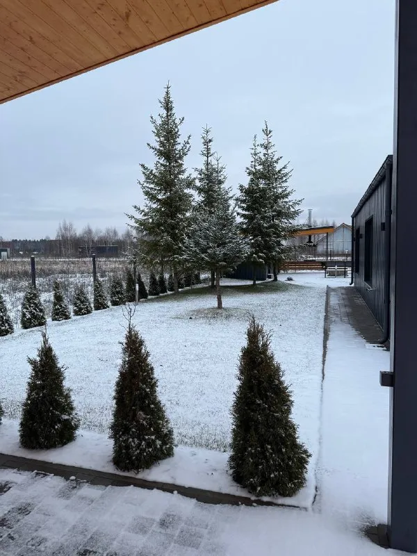 Сдается посуточно или на месяц 📌
🏡 Новый дизайнерский дом с баней и горячей купелью — премиум-отдых в элитном поселке level house, г. Серпухов
🌿 В доме:
— 4 Уютные спальни, три комнаты с отдельной гардеробной.
— Во всем доме стоят очистители воздуха.
— Просторная гостиная с большим телевизором и playstation 5 с двумя джойстиками, fifa24, it takes two и mortal kombat
— Настольные игры( мафия, монополия, набор для покера и другое) колонка для весёлых вечеров;
— Полностью оборудованная кухня с современной техникой: посудомоечная машина, микроволновая печь, духовой шкаф, вытяжка, чайник, необходимая посуда на 10-12 персон.
— 2 Шикарные ванные комнаты, в одной из которых находится душевая кабина, а во второй душевая кабина и белоснежная ванна. Обе оснащены зеркалами с подогревом и музыкой.
— Гигиенические средства: шампунь, гель для душа, зубная щетка, зубная паста, фен, полотенца, тапочки.
— Wi fi
— Теплый пол
— Кондиционеры
🔥 - фотография - 10