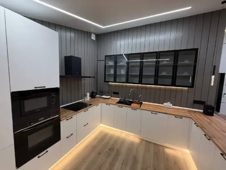 Сдается посуточно или на месяц 📌
🏡 Новый дизайнерский дом с баней и горячей купелью — премиум-отдых в элитном поселке level house, г. Серпухов
🌿 В доме:
— 4 Уютные спальни, три комнаты с отдельной гардеробной.
— Во всем доме стоят очистители воздуха.
— Просторная гостиная с большим телевизором и playstation 5 с двумя джойстиками, fifa24, it takes two и mortal kombat
— Настольные игры( мафия, монополия, набор для покера и другое) колонка для весёлых вечеров;
— Полностью оборудованная кухня с современной техникой: посудомоечная машина, микроволновая печь, духовой шкаф, вытяжка, чайник, необходимая посуда на 10-12 персон.
— 2 Шикарные ванные комнаты, в одной из которых находится душевая кабина, а во второй душевая кабина и белоснежная ванна. Обе оснащены зеркалами с подогревом и музыкой.
— Гигиенические средства: шампунь, гель для душа, зубная щетка, зубная паста, фен, полотенца, тапочки.
— Wi fi
— Теплый пол
— Кондиционеры
🔥 - фотография - 2