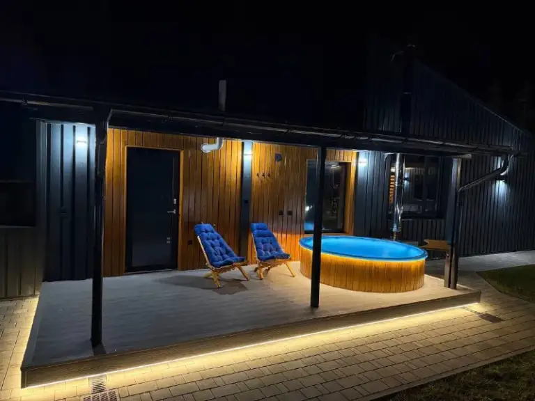 Сдается посуточно или на месяц 📌
🏡 Новый дизайнерский дом с баней и горячей купелью — премиум-отдых в элитном поселке level house, г. Серпухов
🌿 В доме:
— 4 Уютные спальни, три комнаты с отдельной гардеробной.
— Во всем доме стоят очистители воздуха.
— Просторная гостиная с большим телевизором и playstation 5 с двумя джойстиками, fifa24, it takes two и mortal kombat
— Настольные игры( мафия, монополия, набор для покера и другое) колонка для весёлых вечеров;
— Полностью оборудованная кухня с современной техникой: посудомоечная машина, микроволновая печь, духовой шкаф, вытяжка, чайник, необходимая посуда на 10-12 персон.
— 2 Шикарные ванные комнаты, в одной из которых находится душевая кабина, а во второй душевая кабина и белоснежная ванна. Обе оснащены зеркалами с подогревом и музыкой.
— Гигиенические средства: шампунь, гель для душа, зубная щетка, зубная паста, фен, полотенца, тапочки.
— Wi fi
— Теплый пол
— Кондиционеры
🔥 - фотография - 9