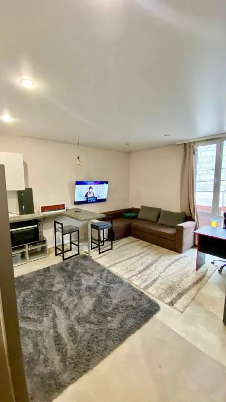 Студия🏙️
М. Некрасовка1️⃣
Сдам студию 27 м² в частном доме 🏡 в 8 минутах ходьбы 🚶♂ от метро некрасовка! Рядом все необходимые магазины, поликлиники, тц и прочее.
Есть все необходимое (заезжай - живи):
1. Кровать
2. Кухня
3. Холодильник
4. Стиралка
5. Микроволновка
6. Плита индукционная
7. Чайник
8. Мебель
9. Тв
10. Интернет 🛜
Студия подойдет для:
- Порядочной девушки или парня!
- Либо для семейной пары (+ 5.000₽ к стоимости аренды в месяц)
В квартире запрещается 🚫:
1. Курить
2. Устраивать любого рода вечеринки
3. Разводить грязь
4. Мусорить во дворе
5. Шуметь в часы тишины
6. Проносить запрещенные вещества
7. Нарушать общественный порядок.
Оформляем договор, предоставлю все необходимые документы!
💳Студия сдаётся за 36.000₽ + фиксированая коммуналка - 3.000₽. Залог - 30.000₽. Заключаемся от полугода.
💌Telegram: @vladislgon
➡️Предоплату/бронь/заморозку денег/автооплату до просмотра квартиры не вносить! Если по этому объявлению спрашивают какую либо оплату сообщите по контактам в описании канала. - фотография - 1