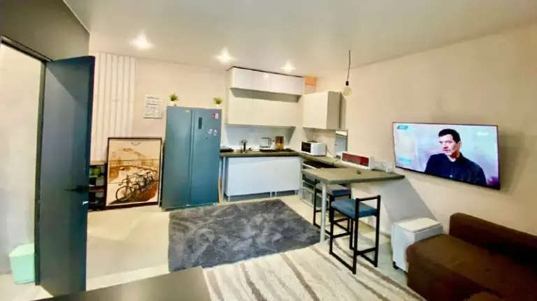 Студия🏙️
М. Некрасовка1️⃣
Сдам студию 27 м² в частном доме 🏡 в 8 минутах ходьбы 🚶♂ от метро некрасовка! Рядом все необходимые магазины, поликлиники, тц и прочее.
Есть все необходимое (заезжай - живи):
1. Кровать
2. Кухня
3. Холодильник
4. Стиралка
5. Микроволновка
6. Плита индукционная
7. Чайник
8. Мебель
9. Тв
10. Интернет 🛜
Студия подойдет для:
- Порядочной девушки или парня!
- Либо для семейной пары (+ 5.000₽ к стоимости аренды в месяц)
В квартире запрещается 🚫:
1. Курить
2. Устраивать любого рода вечеринки
3. Разводить грязь
4. Мусорить во дворе
5. Шуметь в часы тишины
6. Проносить запрещенные вещества
7. Нарушать общественный порядок.
Оформляем договор, предоставлю все необходимые документы!
💳Студия сдаётся за 36.000₽ + фиксированая коммуналка - 3.000₽. Залог - 30.000₽. Заключаемся от полугода.
💌Telegram: @vladislgon
➡️Предоплату/бронь/заморозку денег/автооплату до просмотра квартиры не вносить! Если по этому объявлению спрашивают какую либо оплату сообщите по контактам в описании канала. - фотография - 2