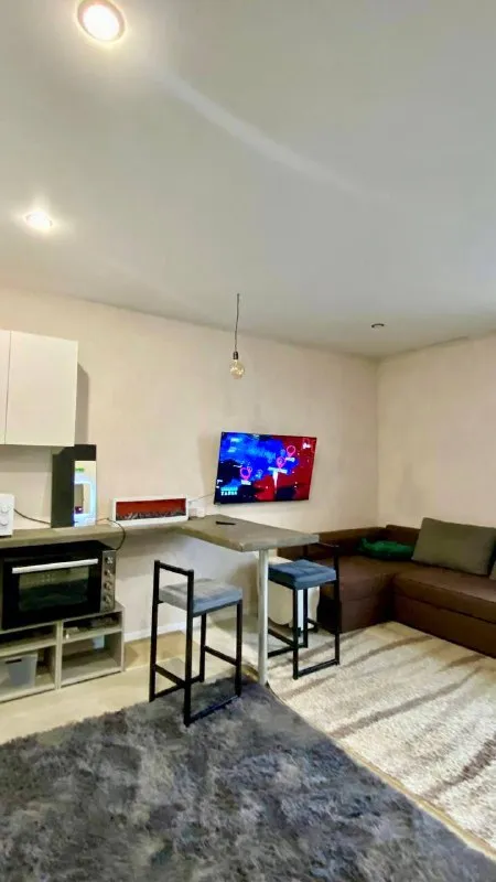Студия🏙️
М. Некрасовка1️⃣
Сдам студию 27 м² в частном доме 🏡 в 8 минутах ходьбы 🚶♂ от метро некрасовка! Рядом все необходимые магазины, поликлиники, тц и прочее.
Есть все необходимое (заезжай - живи):
1. Кровать
2. Кухня
3. Холодильник
4. Стиралка
5. Микроволновка
6. Плита индукционная
7. Чайник
8. Мебель
9. Тв
10. Интернет 🛜
Студия подойдет для:
- Порядочной девушки или парня!
- Либо для семейной пары (+ 5.000₽ к стоимости аренды в месяц)
В квартире запрещается 🚫:
1. Курить
2. Устраивать любого рода вечеринки
3. Разводить грязь
4. Мусорить во дворе
5. Шуметь в часы тишины
6. Проносить запрещенные вещества
7. Нарушать общественный порядок.
Оформляем договор, предоставлю все необходимые документы!
💳Студия сдаётся за 36.000₽ + фиксированая коммуналка - 3.000₽. Залог - 30.000₽. Заключаемся от полугода.
💌Telegram: @vladislgon
➡️Предоплату/бронь/заморозку денег/автооплату до просмотра квартиры не вносить! Если по этому объявлению спрашивают какую либо оплату сообщите по контактам в описании канала. - фотография - 4