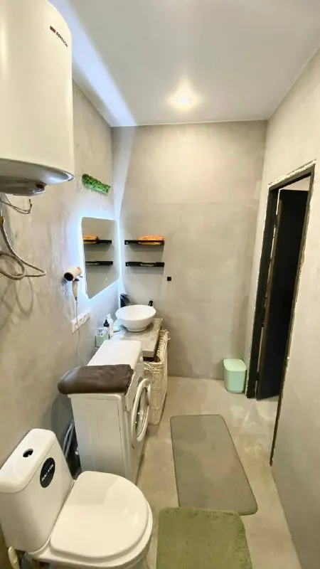 Студия🏙️
М. Некрасовка1️⃣
Сдам студию 27 м² в частном доме 🏡 в 8 минутах ходьбы 🚶♂ от метро некрасовка! Рядом все необходимые магазины, поликлиники, тц и прочее.
Есть все необходимое (заезжай - живи):
1. Кровать
2. Кухня
3. Холодильник
4. Стиралка
5. Микроволновка
6. Плита индукционная
7. Чайник
8. Мебель
9. Тв
10. Интернет 🛜
Студия подойдет для:
- Порядочной девушки или парня!
- Либо для семейной пары (+ 5.000₽ к стоимости аренды в месяц)
В квартире запрещается 🚫:
1. Курить
2. Устраивать любого рода вечеринки
3. Разводить грязь
4. Мусорить во дворе
5. Шуметь в часы тишины
6. Проносить запрещенные вещества
7. Нарушать общественный порядок.
Оформляем договор, предоставлю все необходимые документы!
💳Студия сдаётся за 36.000₽ + фиксированая коммуналка - 3.000₽. Залог - 30.000₽. Заключаемся от полугода.
💌Telegram: @vladislgon
➡️Предоплату/бронь/заморозку денег/автооплату до просмотра квартиры не вносить! Если по этому объявлению спрашивают какую либо оплату сообщите по контактам в описании канала. - фотография - 6