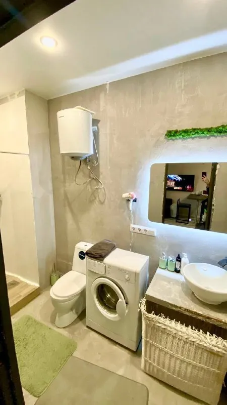 Студия🏙️
М. Некрасовка1️⃣
Сдам студию 27 м² в частном доме 🏡 в 8 минутах ходьбы 🚶♂ от метро некрасовка! Рядом все необходимые магазины, поликлиники, тц и прочее.
Есть все необходимое (заезжай - живи):
1. Кровать
2. Кухня
3. Холодильник
4. Стиралка
5. Микроволновка
6. Плита индукционная
7. Чайник
8. Мебель
9. Тв
10. Интернет 🛜
Студия подойдет для:
- Порядочной девушки или парня!
- Либо для семейной пары (+ 5.000₽ к стоимости аренды в месяц)
В квартире запрещается 🚫:
1. Курить
2. Устраивать любого рода вечеринки
3. Разводить грязь
4. Мусорить во дворе
5. Шуметь в часы тишины
6. Проносить запрещенные вещества
7. Нарушать общественный порядок.
Оформляем договор, предоставлю все необходимые документы!
💳Студия сдаётся за 36.000₽ + фиксированая коммуналка - 3.000₽. Залог - 30.000₽. Заключаемся от полугода.
💌Telegram: @vladislgon
➡️Предоплату/бронь/заморозку денег/автооплату до просмотра квартиры не вносить! Если по этому объявлению спрашивают какую либо оплату сообщите по контактам в описании канала. - фотография - 7