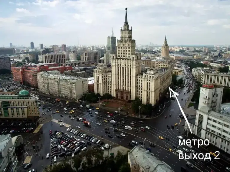 Ищу соседку🔎
М. Красные ворота1️⃣

Всем привет!

✨ Ищу чистоплотную и приятную соседку 30+ для совместного проживания в просторной трёшке. Идеально — без животных, с офисным графиком 5/2.

📍М. Красные ворота, садовая-спасская, 21/1
Высотка после реставрации, вход со стороны тихого двора. Метро буквально в доме, но его совсем не слышно.

🏠 О квартире
2 Этаж, потолки 3,4 м, оригинальная лепнина и паркет, общая площадь 70 м². Третья комната не сдаётся — используется как гардеробная и гостевая. Санузел раздельный, кухня уютная и полностью оборудованная.

🛏️ Комната
16 М², балкон, окна во двор. Из мебели: двуспальная кровать с матрасом, две тумбочки, зеркало, встроенный шкаф, стеллаж, комод, стол и стул.

👩‍💼 Во второй комнате живу я — саша, работаю креативным директором в fashion.

💳Условия:
Аренда комнаты - 45.000₽
Счётчики ~ 1.700₽
Интернет - 800₽
Залог - 45.000₽

🗓 Заезд с 1 января 2026 года
(Возможен более ранний заезд по договорённости с текущей соседкой)

💌Telegram: @ksandra30

➡️Предоплату/бронь/заморозку денег/автооплату до просмотра квартиры не вносить! Если по этому объявлению спрашивают какую либо оплату сообщите по контактам в описании канала. - фотография - 10