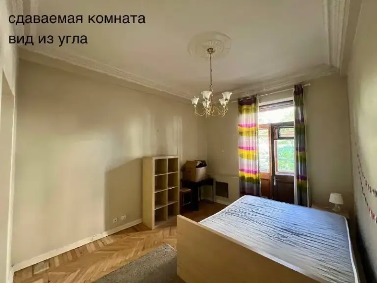 Ищу соседку🔎
М. Красные ворота1️⃣

Всем привет!

✨ Ищу чистоплотную и приятную соседку 30+ для совместного проживания в просторной трёшке. Идеально — без животных, с офисным графиком 5/2.

📍М. Красные ворота, садовая-спасская, 21/1
Высотка после реставрации, вход со стороны тихого двора. Метро буквально в доме, но его совсем не слышно.

🏠 О квартире
2 Этаж, потолки 3,4 м, оригинальная лепнина и паркет, общая площадь 70 м². Третья комната не сдаётся — используется как гардеробная и гостевая. Санузел раздельный, кухня уютная и полностью оборудованная.

🛏️ Комната
16 М², балкон, окна во двор. Из мебели: двуспальная кровать с матрасом, две тумбочки, зеркало, встроенный шкаф, стеллаж, комод, стол и стул.

👩‍💼 Во второй комнате живу я — саша, работаю креативным директором в fashion.

💳Условия:
Аренда комнаты - 45.000₽
Счётчики ~ 1.700₽
Интернет - 800₽
Залог - 45.000₽

🗓 Заезд с 1 января 2026 года
(Возможен более ранний заезд по договорённости с текущей соседкой)

💌Telegram: @ksandra30

➡️Предоплату/бронь/заморозку денег/автооплату до просмотра квартиры не вносить! Если по этому объявлению спрашивают какую либо оплату сообщите по контактам в описании канала. - фотография - 2