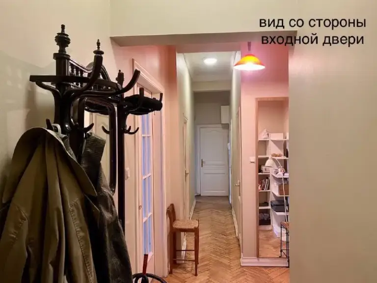 Ищу соседку🔎
М. Красные ворота1️⃣

Всем привет!

✨ Ищу чистоплотную и приятную соседку 30+ для совместного проживания в просторной трёшке. Идеально — без животных, с офисным графиком 5/2.

📍М. Красные ворота, садовая-спасская, 21/1
Высотка после реставрации, вход со стороны тихого двора. Метро буквально в доме, но его совсем не слышно.

🏠 О квартире
2 Этаж, потолки 3,4 м, оригинальная лепнина и паркет, общая площадь 70 м². Третья комната не сдаётся — используется как гардеробная и гостевая. Санузел раздельный, кухня уютная и полностью оборудованная.

🛏️ Комната
16 М², балкон, окна во двор. Из мебели: двуспальная кровать с матрасом, две тумбочки, зеркало, встроенный шкаф, стеллаж, комод, стол и стул.

👩‍💼 Во второй комнате живу я — саша, работаю креативным директором в fashion.

💳Условия:
Аренда комнаты - 45.000₽
Счётчики ~ 1.700₽
Интернет - 800₽
Залог - 45.000₽

🗓 Заезд с 1 января 2026 года
(Возможен более ранний заезд по договорённости с текущей соседкой)

💌Telegram: @ksandra30

➡️Предоплату/бронь/заморозку денег/автооплату до просмотра квартиры не вносить! Если по этому объявлению спрашивают какую либо оплату сообщите по контактам в описании канала. - фотография - 4