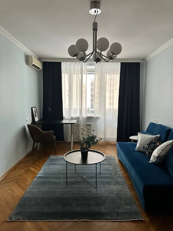3-К квартира🏙️
М. Павелецкая2️⃣
Просторная квартира (74 м²) с тремя изолированными комнатами и двумя большими балконами.
Сдаётся с мебелью (по желанию можно убрать) и техникой:
- Стиральная машинка bosch
- Посудомоечная машинка bosch
- Холодильник / морозилка
- Газовая плита с духовкой
- Микроволновая печь
- Два кондиционера
- Wi-fi
Большое количество мест хранения, паркетный пол, просторные обустроенные балконы.
Окна выходят на восток. По утрам приятный ненавязчивый свет.
Седьмой этаж кирпичного дома. Адекватные соседи. Тихий закрытый охраняемый двор с детской площадкой.
Очень приятный район. Рядом большое количество кафе и ресторанов (кофемания, yumbaker, в соседнем доме даблби). Супермаркеты: азбука вкуса, вкусвилл, пятёрочка.
Удобная транспортная доступность (рядом - садовое кольцо, до метро павелецкая - пара минут пешком).
💳Цена: 145.000₽. Залог.
💌Telegram: @okpostnikova
➡️Предоплату/бронь/заморозку денег/автооплату до просмотра квартиры не вносить! Если по этому объявлению спрашивают какую либо оплату сообщите по контактам в описании канала. - фотография - 1