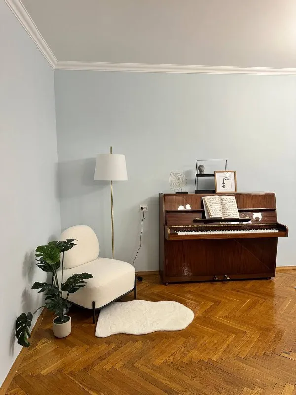 3-К квартира🏙️
М. Павелецкая2️⃣
Просторная квартира (74 м²) с тремя изолированными комнатами и двумя большими балконами.
Сдаётся с мебелью (по желанию можно убрать) и техникой:
- Стиральная машинка bosch
- Посудомоечная машинка bosch
- Холодильник / морозилка
- Газовая плита с духовкой
- Микроволновая печь
- Два кондиционера
- Wi-fi
Большое количество мест хранения, паркетный пол, просторные обустроенные балконы.
Окна выходят на восток. По утрам приятный ненавязчивый свет.
Седьмой этаж кирпичного дома. Адекватные соседи. Тихий закрытый охраняемый двор с детской площадкой.
Очень приятный район. Рядом большое количество кафе и ресторанов (кофемания, yumbaker, в соседнем доме даблби). Супермаркеты: азбука вкуса, вкусвилл, пятёрочка.
Удобная транспортная доступность (рядом - садовое кольцо, до метро павелецкая - пара минут пешком).
💳Цена: 145.000₽. Залог.
💌Telegram: @okpostnikova
➡️Предоплату/бронь/заморозку денег/автооплату до просмотра квартиры не вносить! Если по этому объявлению спрашивают какую либо оплату сообщите по контактам в описании канала. - фотография - 2