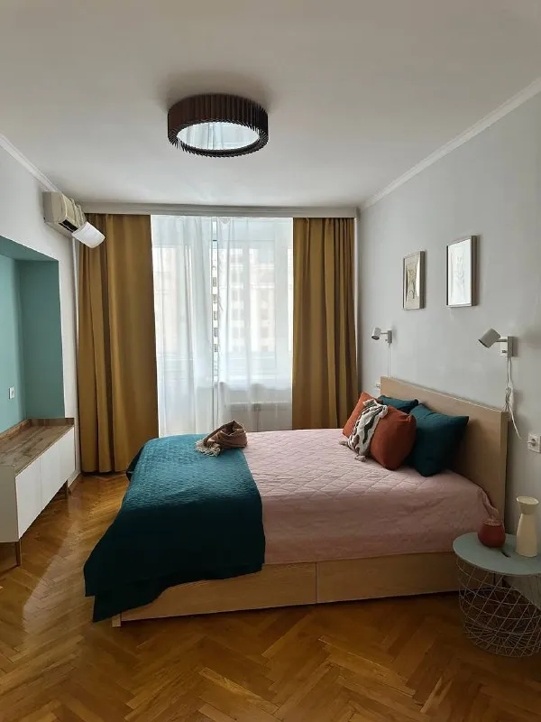 3-К квартира🏙️
М. Павелецкая2️⃣
Просторная квартира (74 м²) с тремя изолированными комнатами и двумя большими балконами.
Сдаётся с мебелью (по желанию можно убрать) и техникой:
- Стиральная машинка bosch
- Посудомоечная машинка bosch
- Холодильник / морозилка
- Газовая плита с духовкой
- Микроволновая печь
- Два кондиционера
- Wi-fi
Большое количество мест хранения, паркетный пол, просторные обустроенные балконы.
Окна выходят на восток. По утрам приятный ненавязчивый свет.
Седьмой этаж кирпичного дома. Адекватные соседи. Тихий закрытый охраняемый двор с детской площадкой.
Очень приятный район. Рядом большое количество кафе и ресторанов (кофемания, yumbaker, в соседнем доме даблби). Супермаркеты: азбука вкуса, вкусвилл, пятёрочка.
Удобная транспортная доступность (рядом - садовое кольцо, до метро павелецкая - пара минут пешком).
💳Цена: 145.000₽. Залог.
💌Telegram: @okpostnikova
➡️Предоплату/бронь/заморозку денег/автооплату до просмотра квартиры не вносить! Если по этому объявлению спрашивают какую либо оплату сообщите по контактам в описании канала. - фотография - 3
