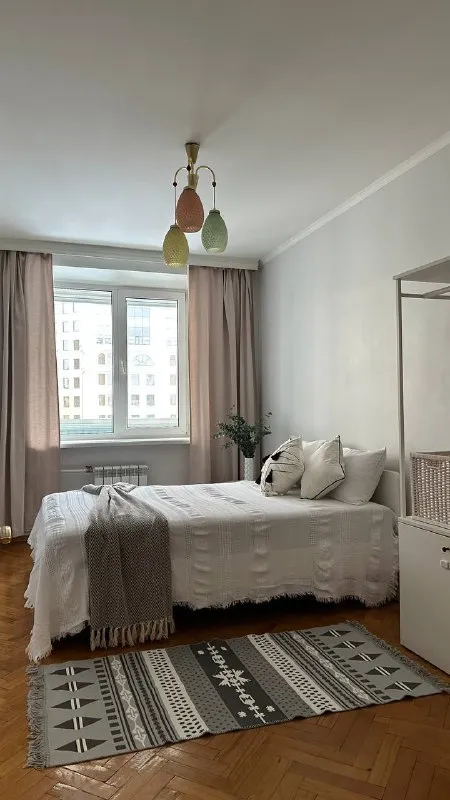 3-К квартира🏙️
М. Павелецкая2️⃣
Просторная квартира (74 м²) с тремя изолированными комнатами и двумя большими балконами.
Сдаётся с мебелью (по желанию можно убрать) и техникой:
- Стиральная машинка bosch
- Посудомоечная машинка bosch
- Холодильник / морозилка
- Газовая плита с духовкой
- Микроволновая печь
- Два кондиционера
- Wi-fi
Большое количество мест хранения, паркетный пол, просторные обустроенные балконы.
Окна выходят на восток. По утрам приятный ненавязчивый свет.
Седьмой этаж кирпичного дома. Адекватные соседи. Тихий закрытый охраняемый двор с детской площадкой.
Очень приятный район. Рядом большое количество кафе и ресторанов (кофемания, yumbaker, в соседнем доме даблби). Супермаркеты: азбука вкуса, вкусвилл, пятёрочка.
Удобная транспортная доступность (рядом - садовое кольцо, до метро павелецкая - пара минут пешком).
💳Цена: 145.000₽. Залог.
💌Telegram: @okpostnikova
➡️Предоплату/бронь/заморозку денег/автооплату до просмотра квартиры не вносить! Если по этому объявлению спрашивают какую либо оплату сообщите по контактам в описании канала. - фотография - 4