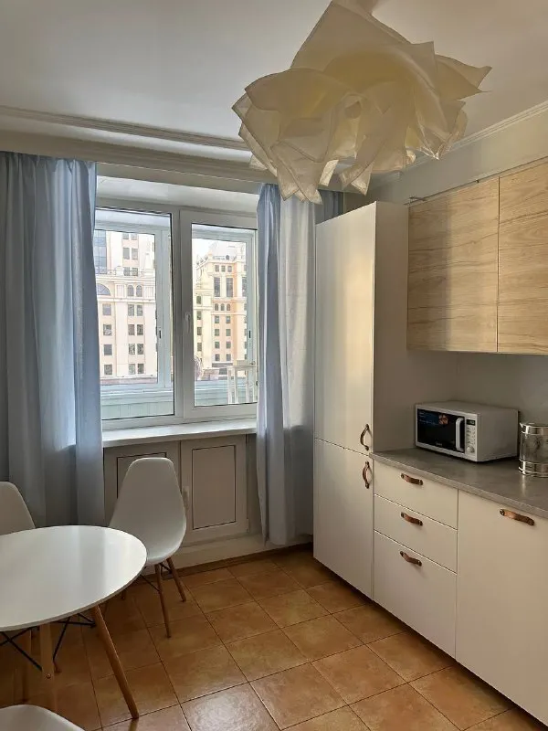 3-К квартира🏙️
М. Павелецкая2️⃣
Просторная квартира (74 м²) с тремя изолированными комнатами и двумя большими балконами.
Сдаётся с мебелью (по желанию можно убрать) и техникой:
- Стиральная машинка bosch
- Посудомоечная машинка bosch
- Холодильник / морозилка
- Газовая плита с духовкой
- Микроволновая печь
- Два кондиционера
- Wi-fi
Большое количество мест хранения, паркетный пол, просторные обустроенные балконы.
Окна выходят на восток. По утрам приятный ненавязчивый свет.
Седьмой этаж кирпичного дома. Адекватные соседи. Тихий закрытый охраняемый двор с детской площадкой.
Очень приятный район. Рядом большое количество кафе и ресторанов (кофемания, yumbaker, в соседнем доме даблби). Супермаркеты: азбука вкуса, вкусвилл, пятёрочка.
Удобная транспортная доступность (рядом - садовое кольцо, до метро павелецкая - пара минут пешком).
💳Цена: 145.000₽. Залог.
💌Telegram: @okpostnikova
➡️Предоплату/бронь/заморозку денег/автооплату до просмотра квартиры не вносить! Если по этому объявлению спрашивают какую либо оплату сообщите по контактам в описании канала. - фотография - 5